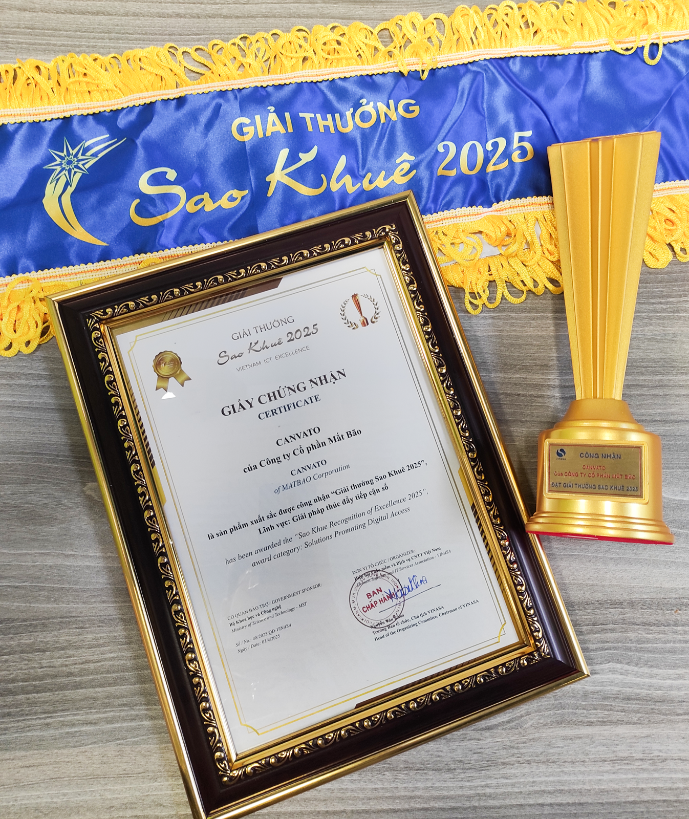 Giải thưởng Sao Khuê hạng mục Giải pháp thúc đẩy tiếp cận số với Giải pháp cộng đồng CANVATO (bộ công cụ số hóa tạo mã QR, rút gọn link, E-Namecard) do VNISA chứng nhận.